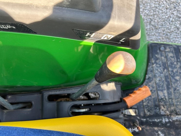 2021-john-deere-2032r-image-28