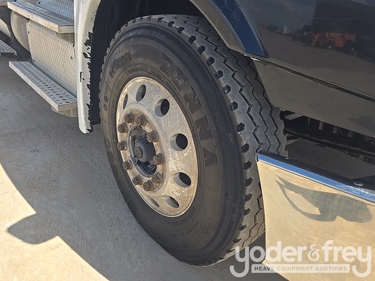 2011-freightliner-cascadia-125-image-13