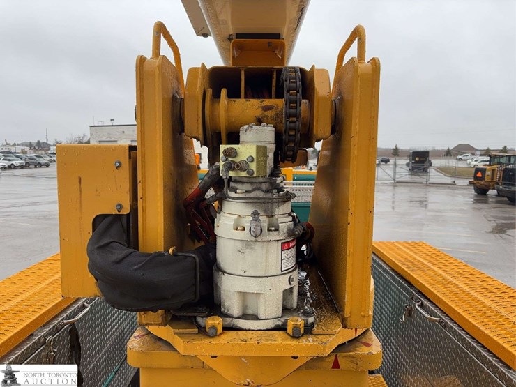 2011-freightliner-m2-106-image-22