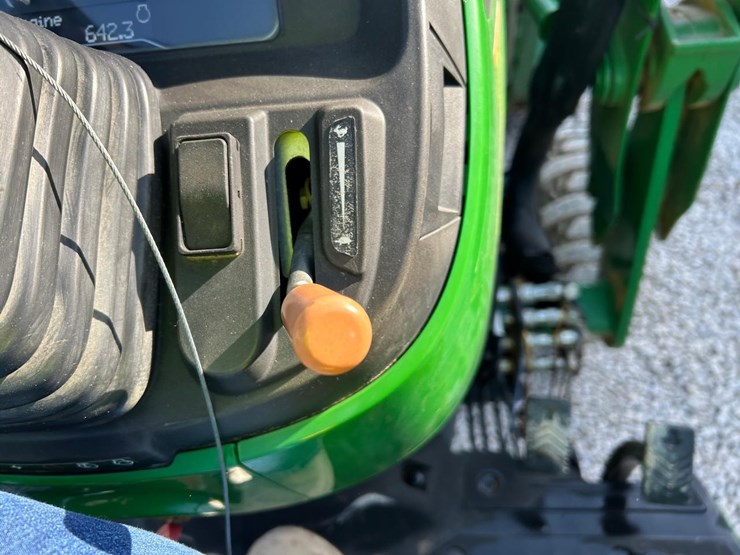 2021-john-deere-2032r-image-30