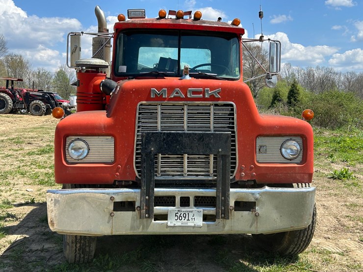 #31965-•-1989-mack-r688-tandem-axle-truck-tractor-image-9