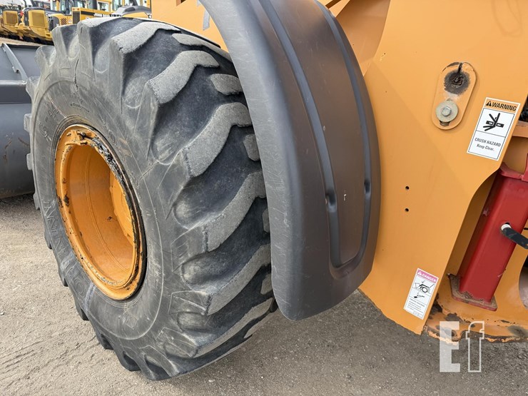 2010-case-721e-image-25