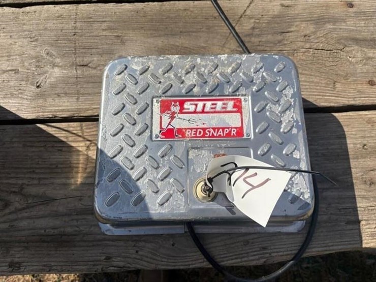 steel-red-snap'r-electric-fencer-image-3