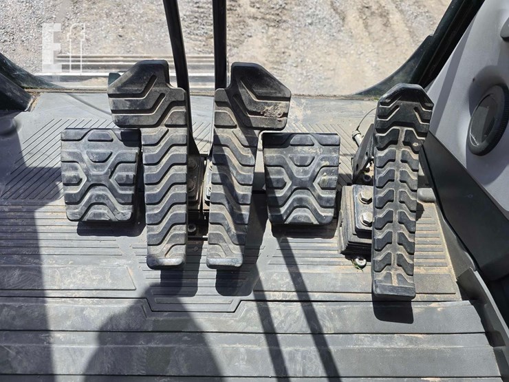 2020-caterpillar-326-image-15