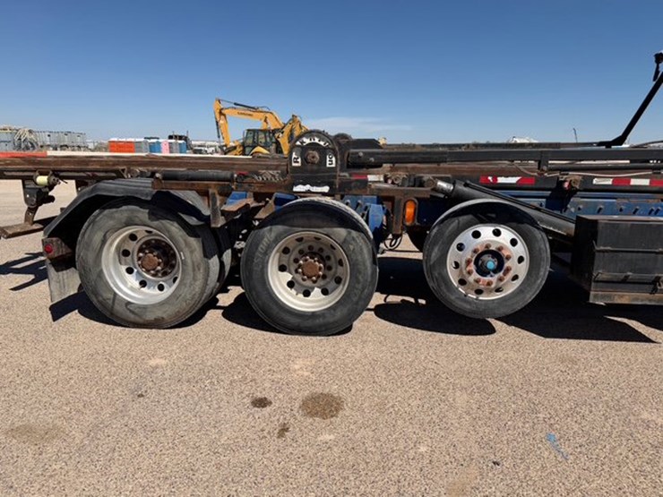 2016-peterbilt-567-image-4