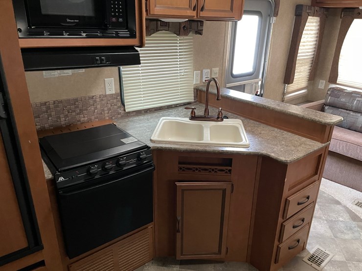 #201-•-2014-palomino-puma-253-fbs-27'-fifth-wheel-camper-(has-wi-title)-image-52