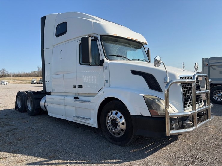 #31954-•-2012-volvo-tandem-axle-truck-tractor-image-2