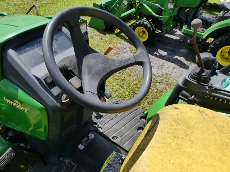 2025-john-deere-2025r-image-12