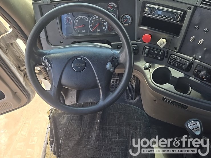 2011-freightliner-cascadia-125-image-77