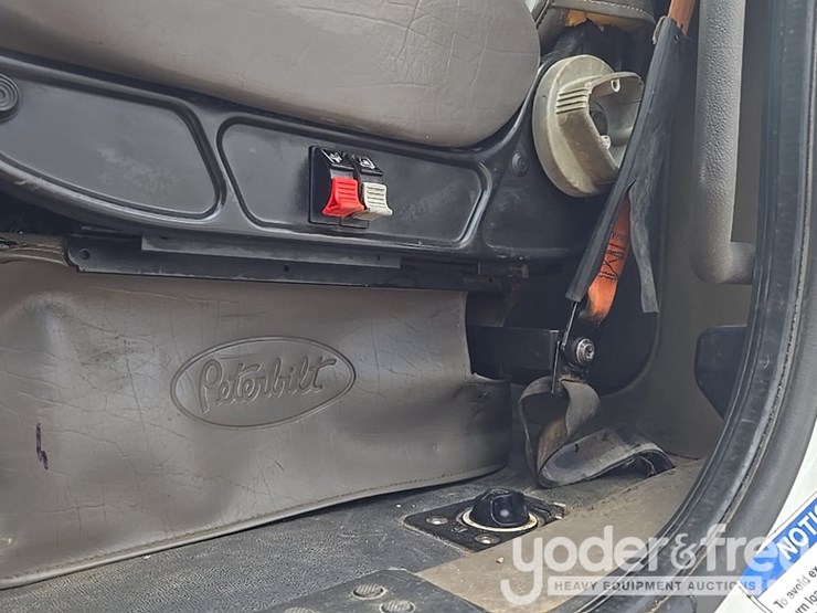 2011-freightliner-cascadia-125-image-77