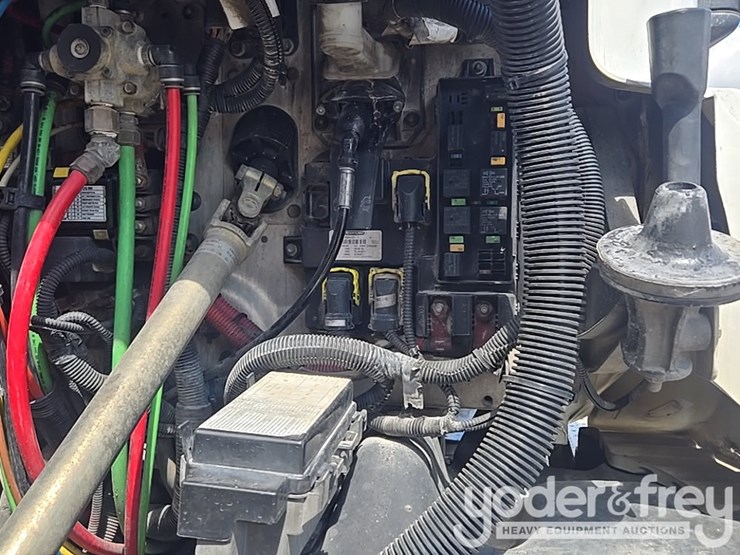 2011-freightliner-cascadia-125-image-48