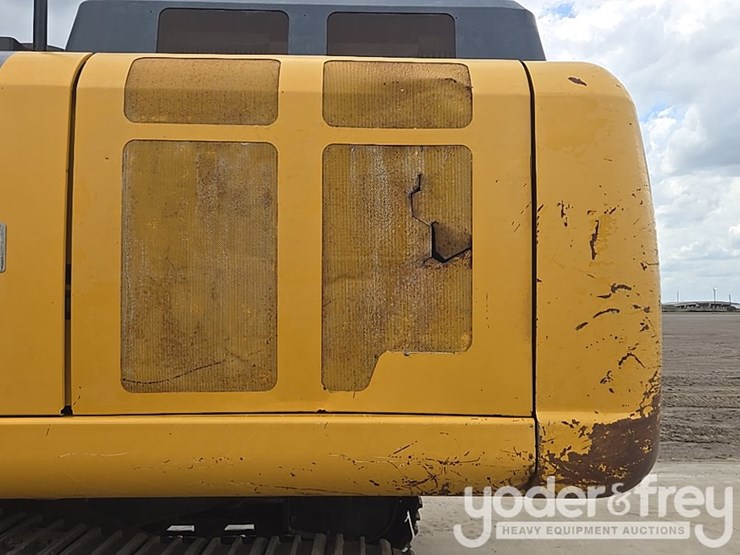 2017-deere-210g-lc-image-110