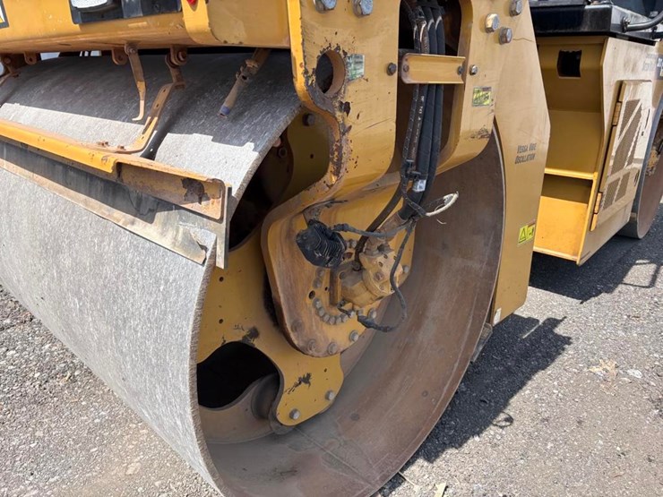 2018-caterpillar-cb13-image-11