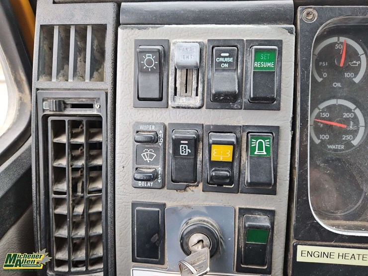 2004-freightliner-fl80-image-30