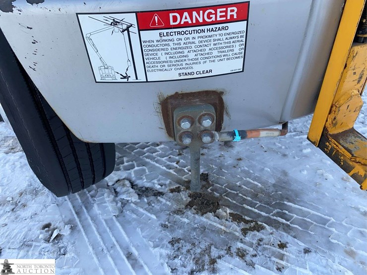 2010-freightliner-m2-106-image-52