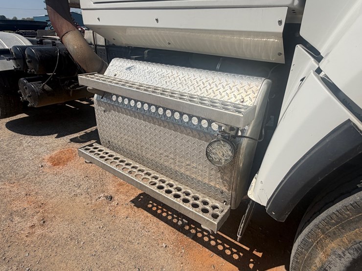 2016-western-star-4700-image-11