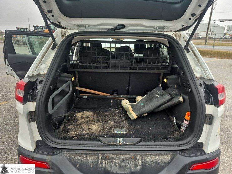 2016-jeep-cherokee-image-23