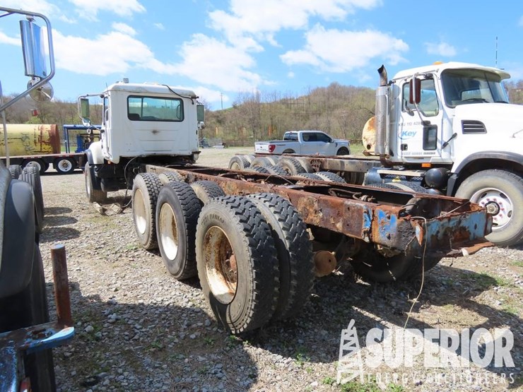 (x)-(6-7)-2003-mack-cv713-3-axle-cab-&-chassis,-vi...-image-4