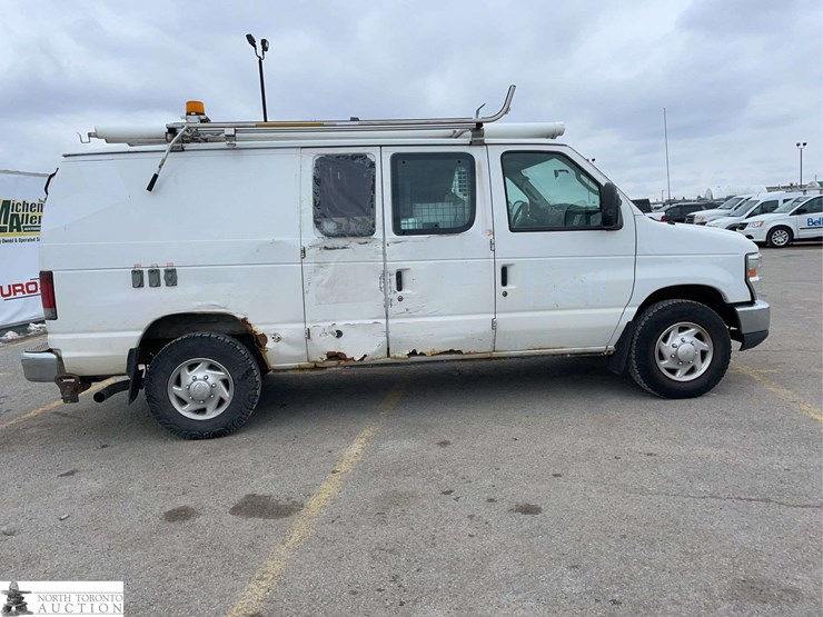 2010-ford-cargo-image-4