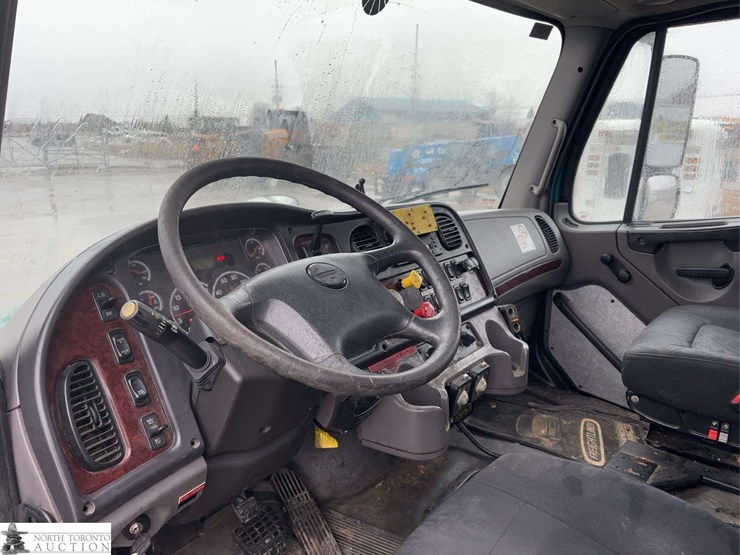 2011-freightliner-m2-106-image-24