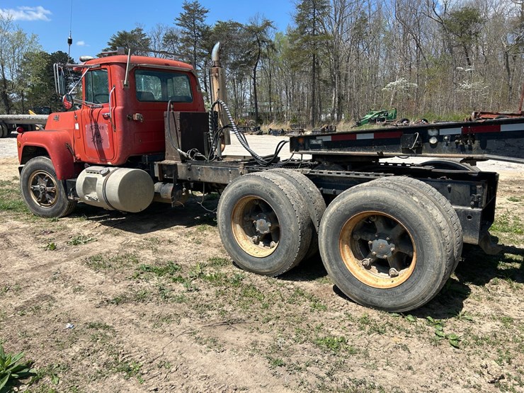 #31965-•-1989-mack-r688-tandem-axle-truck-tractor-image-4