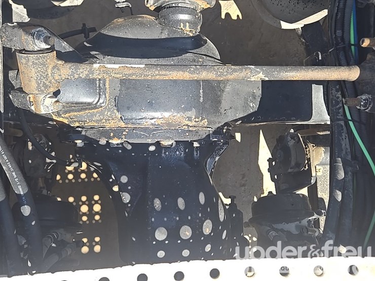 2011-freightliner-cascadia-125-image-21