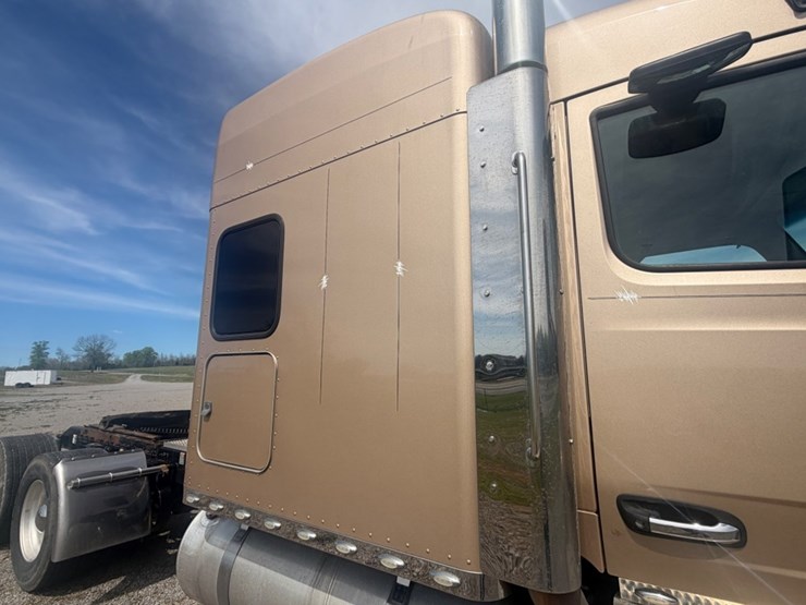 2019-peterbilt-567-image-10