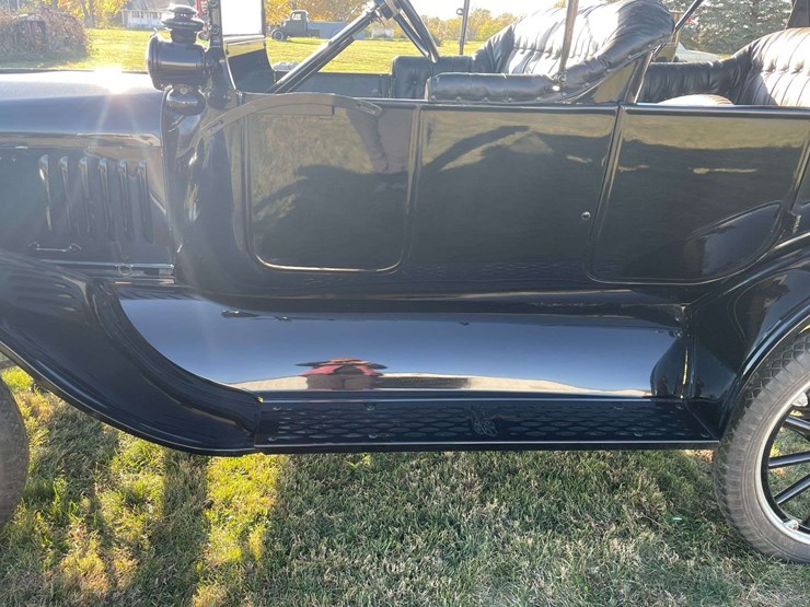 1917-model-t-touring-image-51