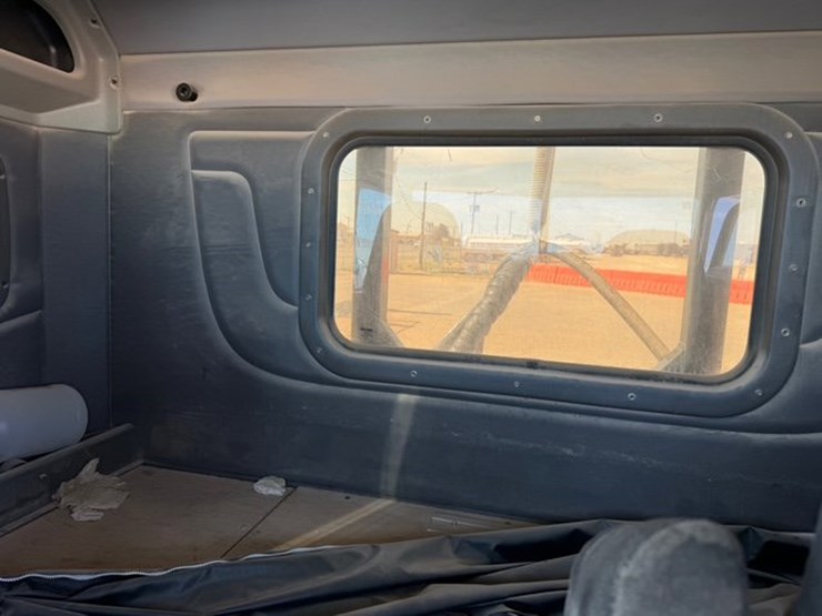 2009-peterbilt-388-image-17