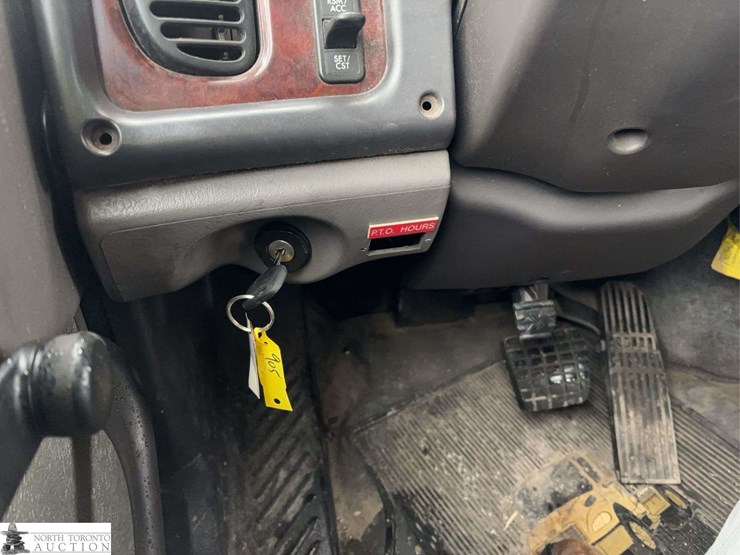 2011-freightliner-m2-106-image-30