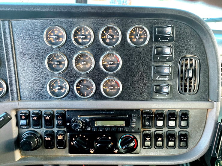 2012-peterbilt-388-image-11