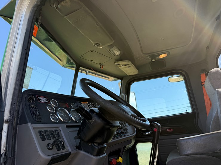 2020-peterbilt-367-image-12
