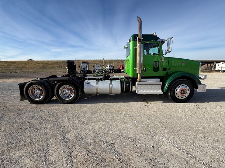 2021-peterbilt-367-image-5