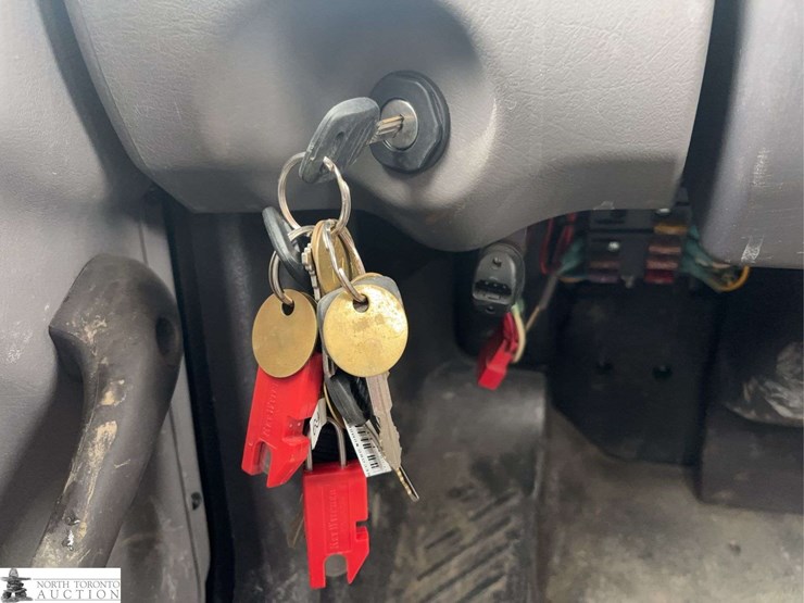 2012-freightliner-m2-106-image-29