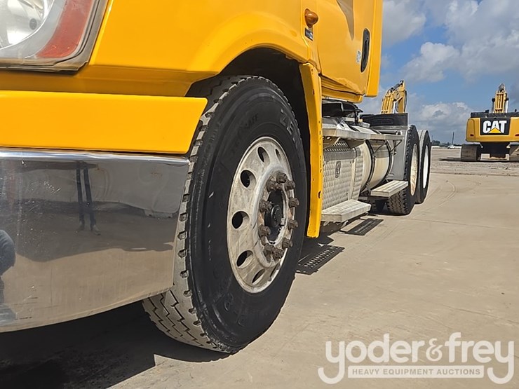 2012-freightliner-cascadia-125-image-9