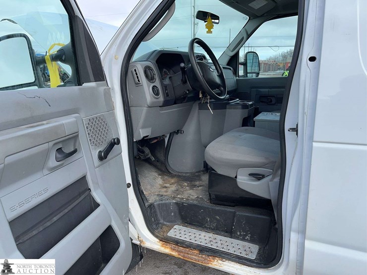 2011-ford-cargo-image-11