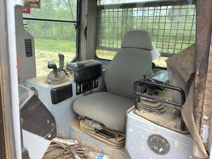 deere-750c-lt-image-26