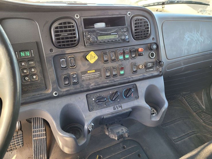 2014-freightliner-m2-106-image-24