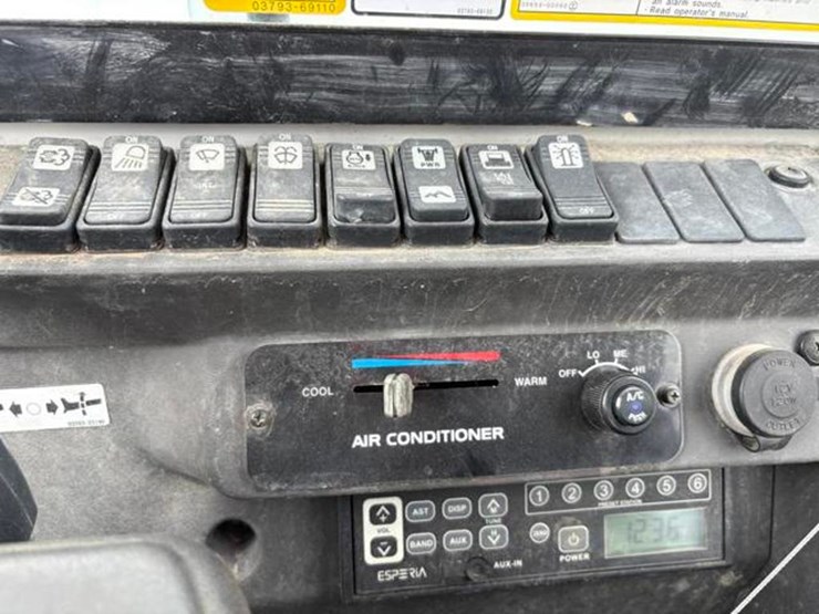 2017-takeuchi-tb240-image-21