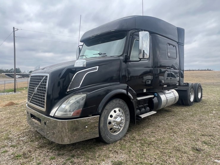 #31955-•-2012-volvo-vnl-tandem-axle-truck-tractor-image-1