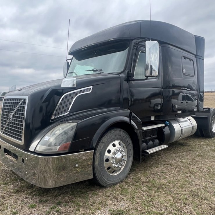 #31955 • 2012 VOLVO VNL TANDEM AXLE TRUCK TRACTOR