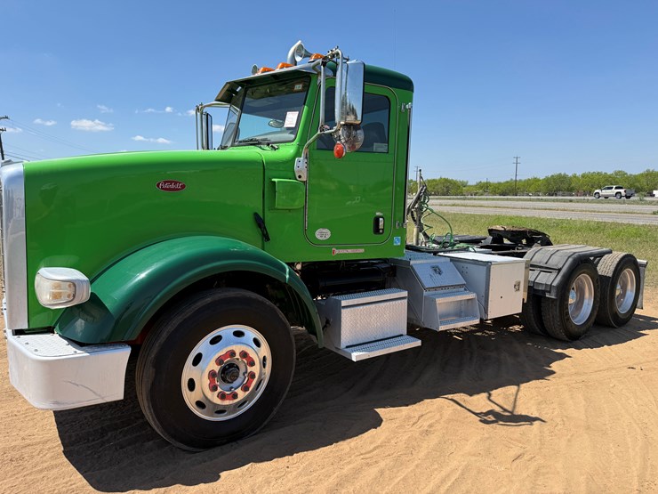 2020-peterbilt-367-image-1