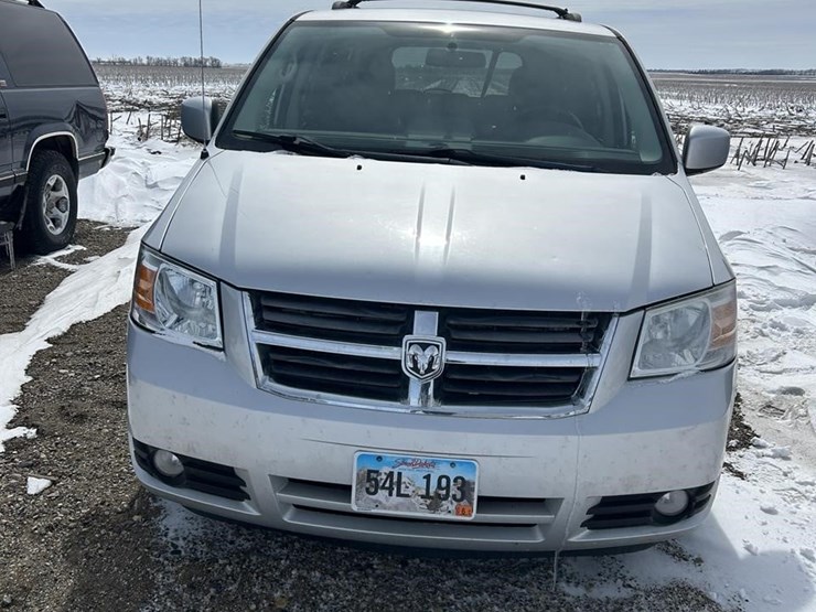 2010-dodge-grand-caravan-sxt-image-2