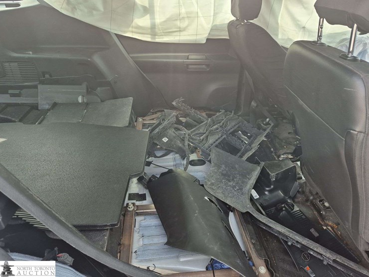 2023-ford-explorer-image-16