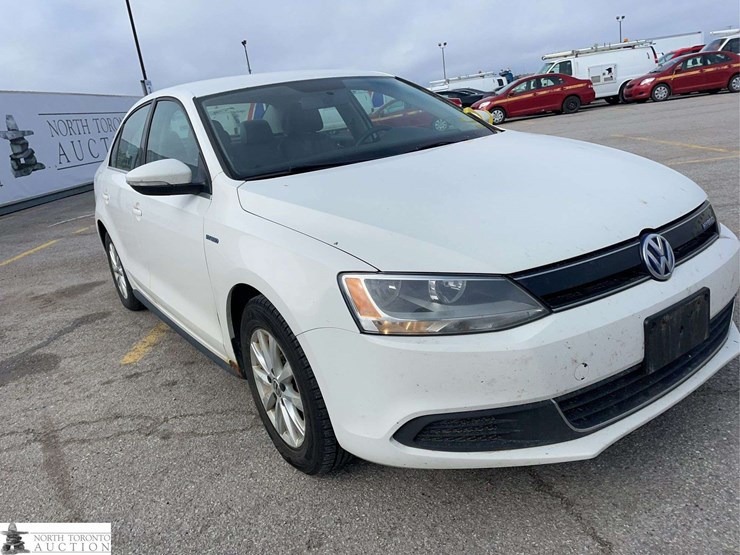 2013-volkswagen-jetta-hybrid-trendline-4dr-sedan-image-3