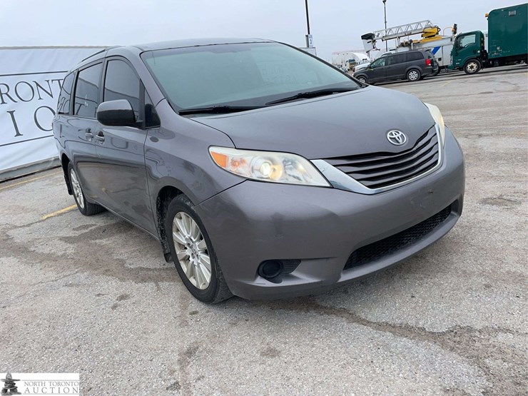 2015-toyota-sienna-image-3