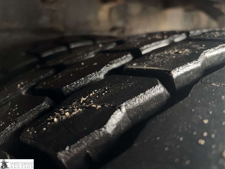 2011-freightliner-m2-106-image-39