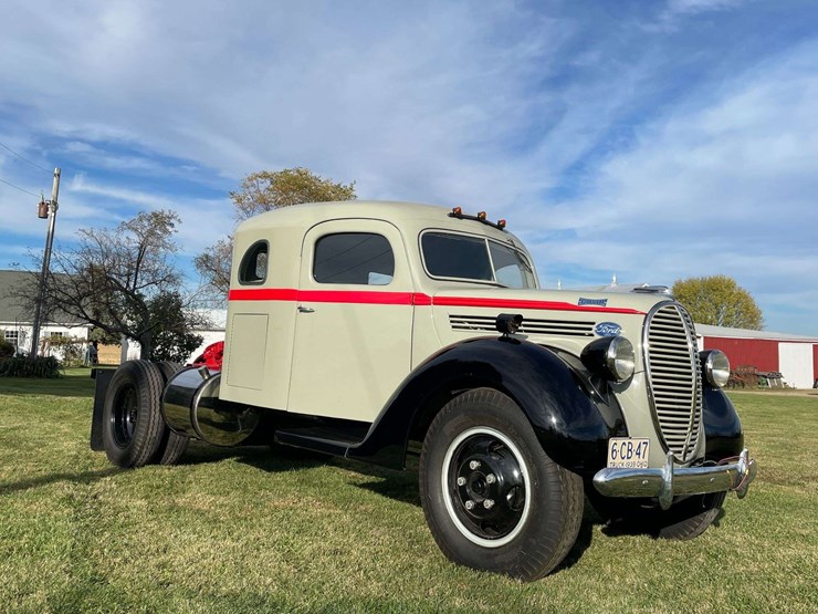 1939-ford-truckstell-sleeper-cab-semi-image-1