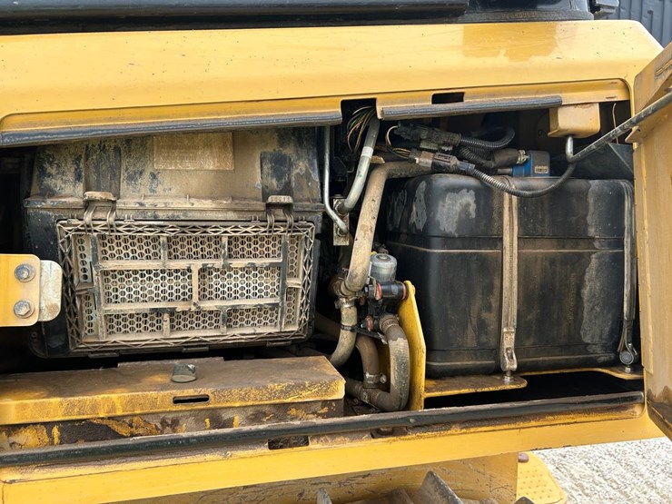 2021-caterpillar-d4-image-21