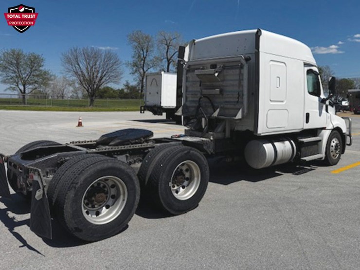 2020-freightliner-cascadia-126-image-2